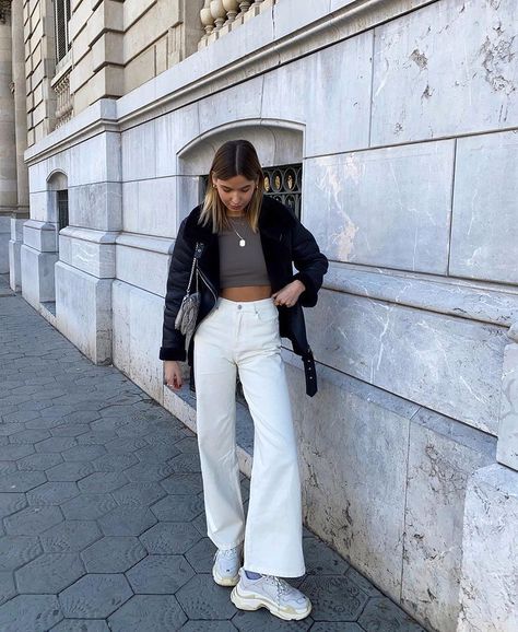 White Flair Jeans Outfit Winter, Outfits W White Jeans, Jeans Blancos Outfit Invierno, White Flared Pants Outfit, White Flared Jeans Outfit, White Flair Jeans Outfit, Flair Jeans Outfit Winter, White Flare Pants Outfit, White Flare Jeans Outfit