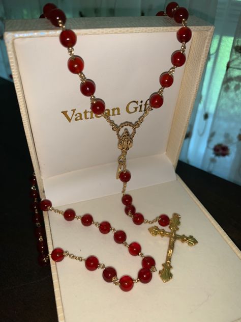 Ramona Aesthetic, Pretty Rosaries, Rosary Ideas, Red Rosary, Cute Church Outfits, Red Quince, Beauty Bible, White Goth, Gold Rosary