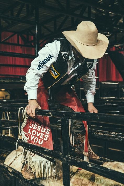 Pbr Bull Riders, Pbr Bull Riding, Mode Country, Cowboy Photography, Bronc Riding, Professional Bull Riders, Leather Chaps, Western Photo, Rodeo Cowboys