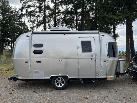 Airstream Caravel, Airstream For Sale, Weight Distribution Hitch, Airstream Trailers For Sale, Bed In Corner, Lp Tank, Fiberglass Shower, Microwave Convection Oven, Deep Cycle Battery