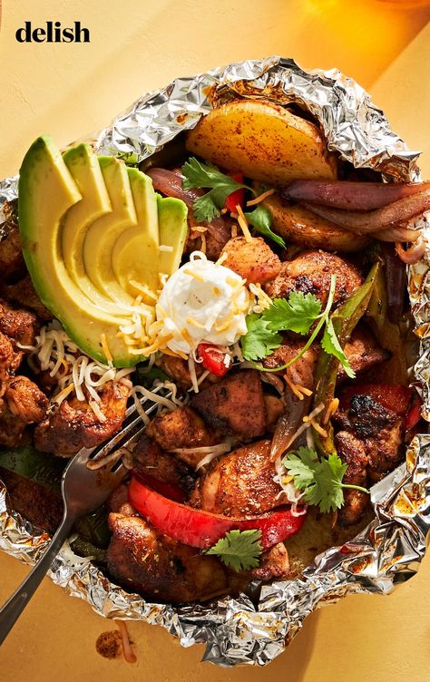 Tex Mex Chicken Fajita Foil Packs Are The Dream Summer DinnerDelish Chicken Fajita Foil Packets, Mexican Fajitas, Chicken Foil Packets, Tex Mex Chicken, Foil Pack Dinners, Foil Packet Dinners, Camping Hacks Food, Mini Hamburgers, Foil Pack Meals