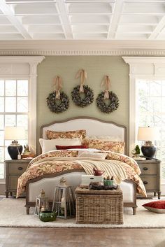 Hang three wreaths in a row over your bed or in your living room for a Farmhouse Christmas Bedroom, Decor Over Bed, Decor Above Bed, Christmas Decorations Bedroom, Simple Room, Nighty Night, Master Bed, Christmas Bedroom, Night Stands