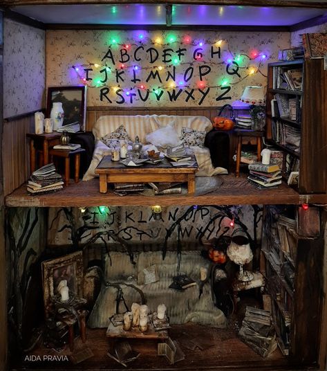 https://www.etsy.com/es/listing/1407904079/stranger-things-112 Stranger Things Cabin, Game Of Thrones Diorama, Stranger Things Diorama, Stranger Things Book Nook, Miniature Horror, Movie Diorama, Miniature Display, Fairy Garden Crafts, Doll House Plans