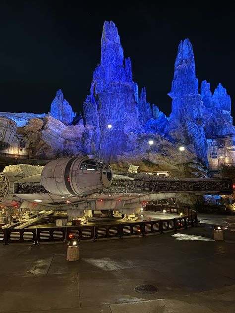 Happy Five Year Anniversary to Star Wars Galaxy’s Edge in Walt Disney World! Maybe the two suns have fried my brain, but it still seems like yesterday that Imagineers so perfectly transported us to a galaxy far, far away. I am still in awe of every nook of this immersive land. If you had to choose ONE epic thing about Star Wars Galaxy’s Edge that just absolutely blew you away, what would you choose? 🌟 Whether it’s east or west coast Disney (they are near carbon copies), get your Star Wars fa... Disney World Star Wars, Two Suns, Star Wars Galaxy's Edge, Five Year Anniversary, Disney Photo Ideas, Star Wars Galaxy, Galaxy's Edge, Disney Photos, World Star