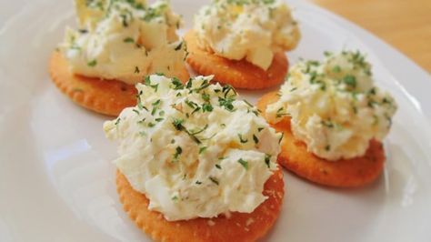 This egg salad is quite popular in Poland as a sandwich filling; instead of mayonnaise it is made with cream cheese, onion, and butter. Ways To Make Eggs, 5 Ingredient Dinners, Sandwich Fillings, Egg Salad Recipe, Egg Dish, Polish Recipes, Salad Side Dishes, Food Help, Egg Salad