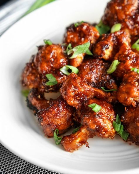 Crispy and Sweet Sesame Cauliflower Bites [Vegan] - One Green Planet Sweet And Sour Cauliflower, Sesame Cauliflower, Spicy Cauliflower, Cauliflower Bites, Sour Taste, Sweet Chilli, Sweet And Sour, Sweet Chili, Cauliflower Recipes