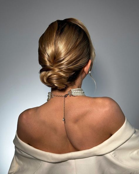 A timeless French twist updo, showcasing smooth, glossy hair styled elegantly at the back. The classic style is paired with a pearl choker necklace, exuding sophistication and grace, ideal for high-end events. Hairstyle Ideas For Short Hair, Sleek Short Hair, White Chrome Nails, Voluminous Ponytail, Women Pixie Cut, French Twist Updo, Twist Updo, New Year Hairstyle, Chrome Nails Designs