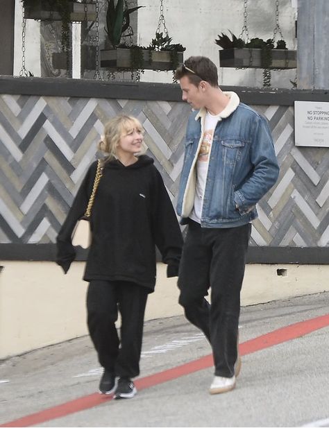 Sabrina Carpenter Shawn Mendes, Sabrina Carpenter And Shawn Mendes, Robert Stanley, Height Difference, Iconic Celebrities, Fantasy Books To Read, Joe Burrow, 3 Women, Celeb Style