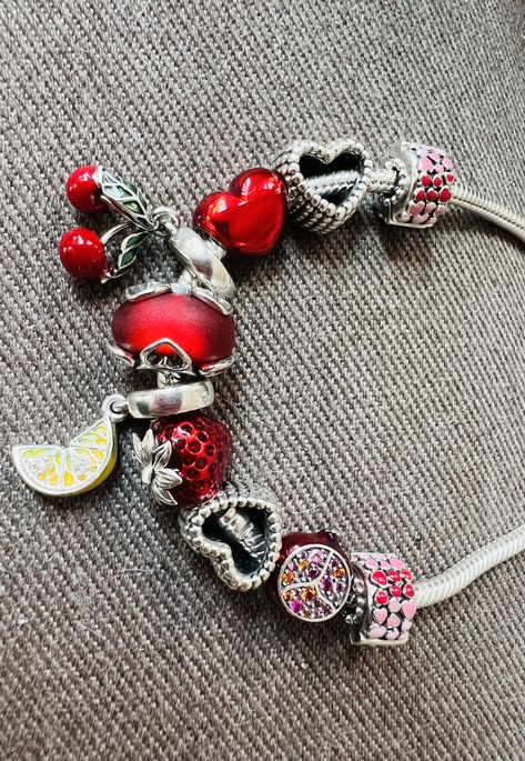 Red Charm Bracelet, Red Pandora Bracelet, Pandora Chain Bracelet, Pandora Bracelet Charms Ideas, Pandora Bracelet Designs, Pandora Armband, Pandora Collection, Pandora Pink, Diy Bracelet Designs