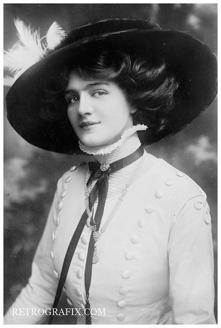 American Beauty | 1910  Lily Elsie (1886 – 1962) was a popular English actress and singer during the Edwardian era. Admired for her beauty and charm on stage, Elsie became one of the most photographed women of Edwardian times. Lily Elsie, Edwardian Hat, Merry Widow, Portrait Vintage, Gibson Girl, My Fair Lady, Victorian Women, Foto Vintage, Vintage Mode