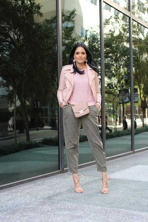 A parisien in america by Alpa R: Fall Inspo Pink And Khaki Outfit, Outfit Rosado, 70’s Outfit, Wide Leg Jeans Outfit, Creative Outfits, Dress Code Casual, Florida Fashion, Fall Inspo, Outfit Inspiration Fall