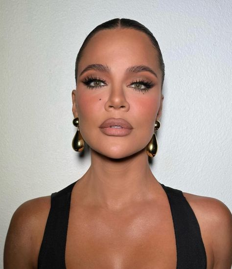 Khloé Kardashian | Mug Shot | Instagram 90s Supermodel Makeup, Oval Head Shape, Khloe Kardashian Makeup, Supermodel Makeup, Cindy Crawford Style, Kardashian Makeup, Pink Eye Makeup, Makeup Guide, Celebrity Makeup Artist