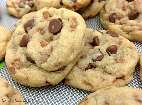 Skor Toffee Cookies, Cookies With Skor Bits, Skor Bit Cookies, Skor Bits Recipes, Skor Cookies Recipes Toffee Bits, Baking Snacks, Cinnamon Christmas Cookies, Toffee Chocolate, Toffee Cookies