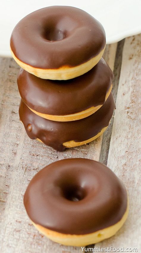 Homemade Donuts Recipe, Homemade Doughnuts, Homemade Donuts, Doughnut Recipe, Delicious Donuts, Chocolate Donuts, Chocolate Topping, Cake Donuts, Deilig Mat