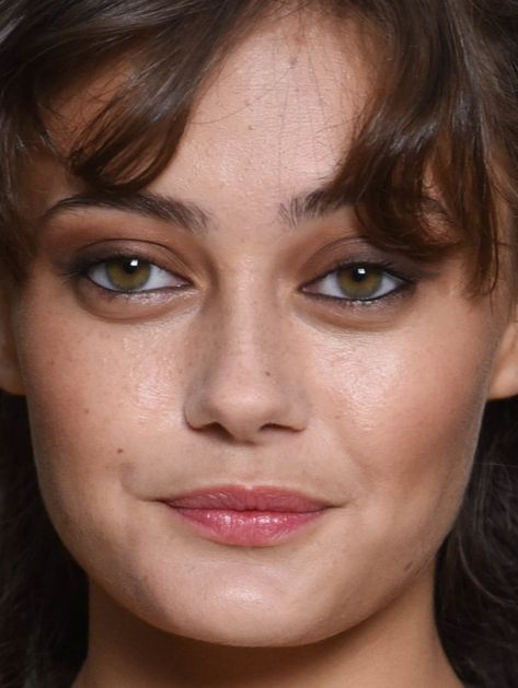 Close-up of Ella Purnell at a 2018 Chanel Couture show. Close Set Eyes, Celeb Makeup, Thanksgiving Makeup, Ella Purnell, Deep Set Eyes, Celebrity Makeup Looks, Jamie Chung, Berry Lips, Celebrity Skin