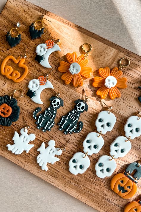 Creative Polymer Clay Ideas, Polymer Halloween Ideas, Cute Halloween Clay Earrings, Sculpy Earrings Diy, Halloween Polymer Clay Earrings Ideas, Halloween Clay Earrings Diy, Polymer Clay Thanksgiving, Back To School Polymer Clay Earrings, Fall Earring Ideas