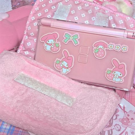 Pink Nintendo Ds, Pink Nintendo, Aesthetic Sanrio, Nintendo Lite, Aesthetic 2000s, Kawaii Games, Nintendo Ds Lite, Desktop Setup, Sanrio My Melody