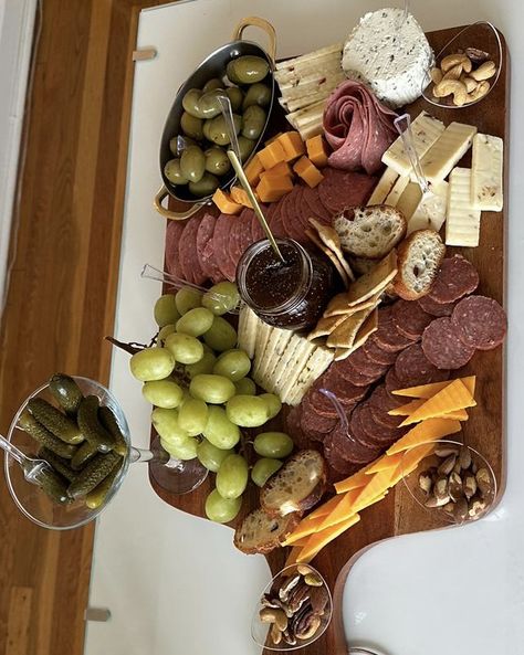 Halal Charcuterie Board Ideas Arabic Charcuterie Board, Halal Charcuterie Board, Middle Eastern Grazing Board, Charcuterie For Pregnant Women, Pregnant Friendly Charcuterie Board, Halal Food, Charcuterie Board Ideas, Halal Recipes, Charcuterie Boards