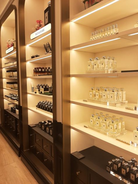 Fragrance Shop Interior Design, Perfume Store Interior Design, Jo Malone Store, Perfume Rack, Oil Advertisement, Stores Design, Creative Gift Packaging, Gift Packaging Design, Store Shelves Design