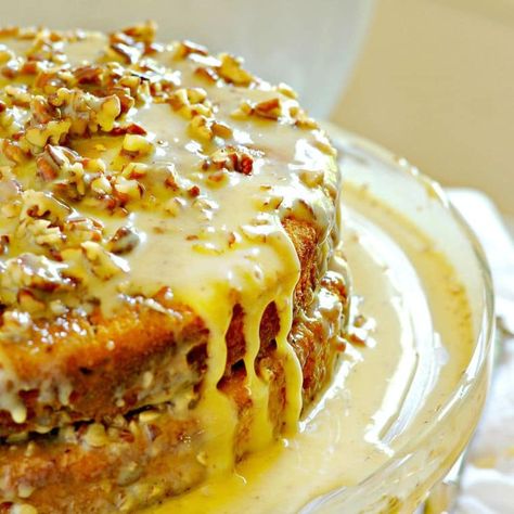 This recipe for Pumpkin Praline Cake is easy, delicious and so moist it will melt in your mouth.Is there a better way to get ready for fall than pumpkin? No Pumpkin Praline, Homemade Yellow Cake, Homemade Sweetened Condensed Milk, Healthy Pumpkin Dessert, Praline Cake, Pumpkin Cake Recipes, Vegetarian Cake, Pumpkin Flavor, Köstliche Desserts