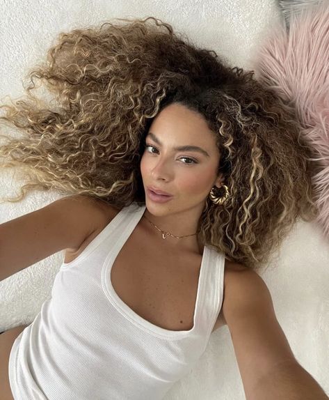 Beyonce Curly Hair, Curly Hair Coloring, Blonde Highlights Curly Hair, Natural Curly Hair Cuts, Highlights Curly Hair, Bronde Hair, Bangs With Medium Hair, Editorial Hair, Colored Curly Hair