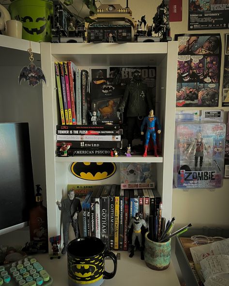 Comic Book Bedroom Ideas, Dc Room Decor, Cool Desk Ideas, Comic Room Ideas, Nerd Bedroom Aesthetic, 2000s Older Brother Core Room, Nerd Apartment, Comic Bedroom, Nerd Room Aesthetic