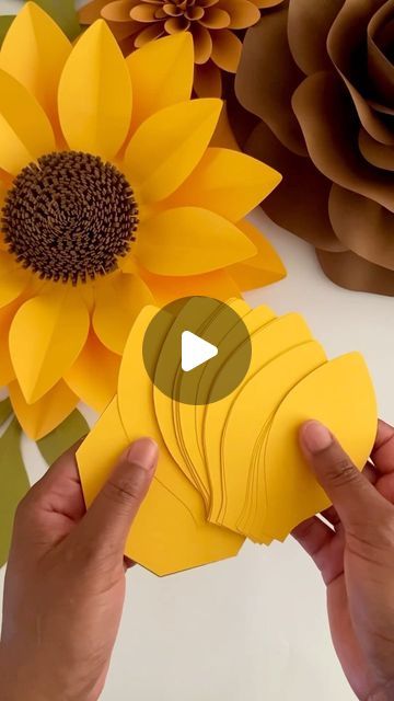 Paper Sun Flowers Craft, Sunflower Petal Template Free Printable, Making Sunflowers Paper Flowers, Sunflower Trunk Or Treat, Sunflower Making With Paper, Sunflower Paper Flowers Diy, Paper Sunflower Diy, Paper Sunflower Tutorial, Paper Sunflower Template