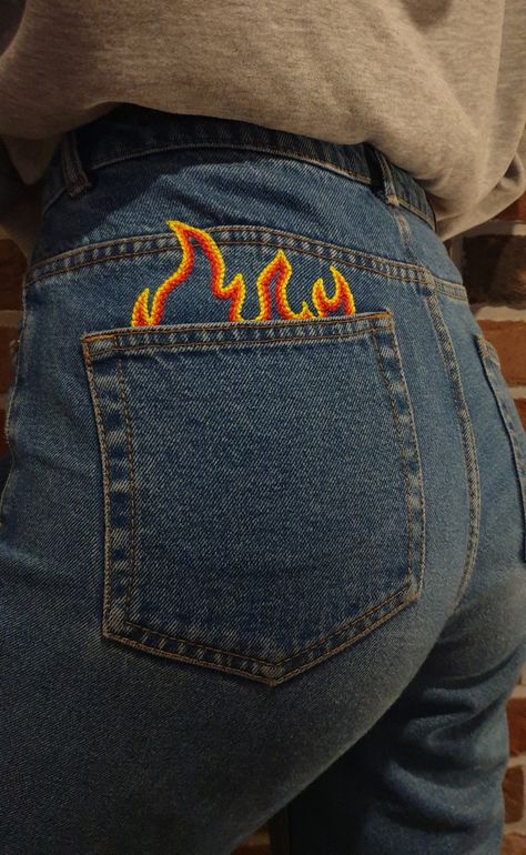 Custom Jeans Diy, Embroidery Jeans Diy, Painted Clothes Diy, Clothes Embroidery Diy, Denim Embroidery, Diy Jeans, Haine Diy, Custom Jeans, Diy Clothes Design