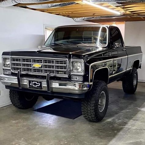 Square Body Chevy, 87 Chevy Truck, Jacked Up Truck, 1979 Ford Truck, Country Trucks, Pickup Truck Accessories, Chevy Trucks Silverado, Trucks Lifted Diesel, Jacked Up Trucks