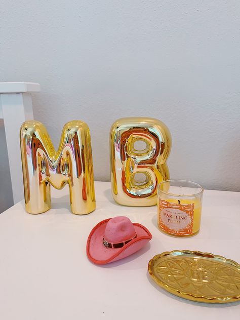 Preppy Office Decor, Sorority Room, College Dorm Room Inspiration, Dorm Room Decor Ideas, College House Decor, Couples Initials, Urban Homes, Dorm Room Styles, Pink Dorm