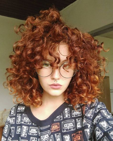 Curly red. #bighair #redcurls #curlyhair Short Curly Mohawk, Kręcony Bob, Trendy We Fryzurach, Red Curly Hair, Colored Curly Hair, Braids With Curls, Curly Hair Inspiration, Curly Hair With Bangs, Red Head