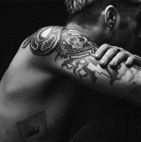 Zayn Malik Pillow Talk, Pillow Talk, Zayn Malik, A Man, Piercings, Tattoos, Twitter, White, Black