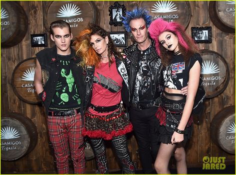 kaia gerber family punk rockers casamigos party 02 Punk Rocker Costume, Rocker Costume, Rock Costume, Punk Costume, Rande Gerber, Royal Costume, 80s Party Outfits, Best Celebrity Halloween Costumes, Halloween Costumes 2016