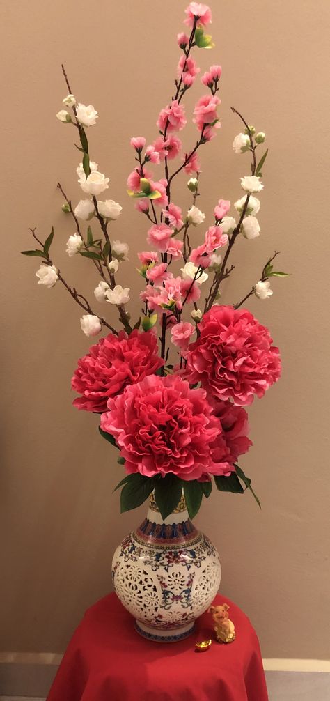 Chinese Flower Arrangement, Cny Flower Arrangement, Cny Decoration Ideas, Cny Lantern, Cny Decoration, Red Flower Arrangements, Chinese New Year Flower, Flower Room Decor, Chinese Flowers