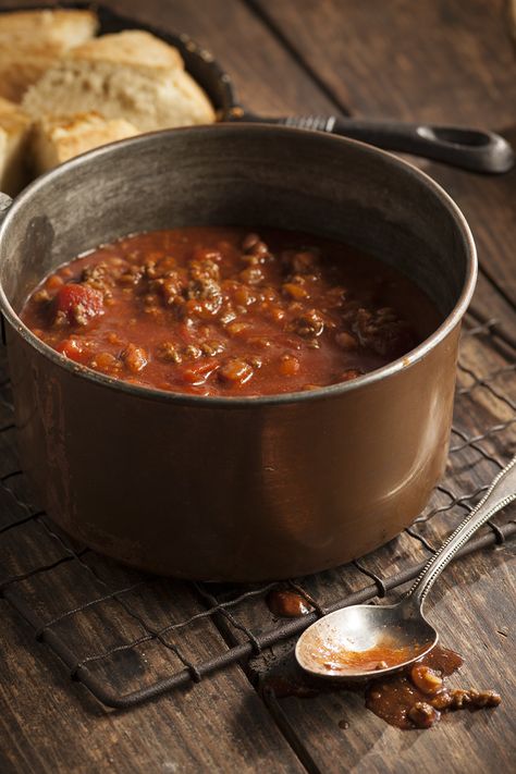 This basic chili recipes uses ground beef and four of our Red Gold products to give you that fresh tomato flavor. When you reheat the chili add a cup of cooked macaroni to change up the recipe for the second time around. Red Gold Chili Recipe, Red Chili Stew, Southern Homemade Chilli Recipe, Tomato Based Chili Recipe, Ree Drummond Simple Perfect Chili, Original Tommy’s Chili Recipe, Basic Chili, Cold Weather Comfort Food, Seven Layer Dip