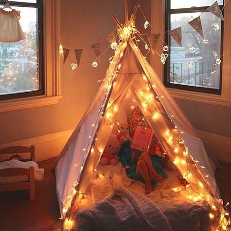 Bunting, fairy lights and an indoor Tee Pee. SAY NO MORE. Kids Nook, Sleepover Room, Starry String Lights, Light Ideas, Kids Tents, Teepee Kids, Teepee Tent, Girl Bedroom Decor, Reading Corner