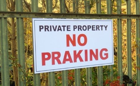 This meme contains a spelling error. It should read, "No parking." Funny Translations, Proof Reading, Spell Check, Spelling Mistakes, Grammar Police, Grammar Humor, Spelling Test, No Parking, Fun Pics