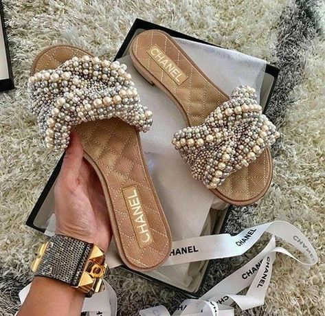 Pearl Sandals, Chanel Sandals, Cute Sandals, Fabulous Shoes, Flats Sandals, Winter Mode, If The Shoe Fits, Crazy Shoes, I Love Shoes