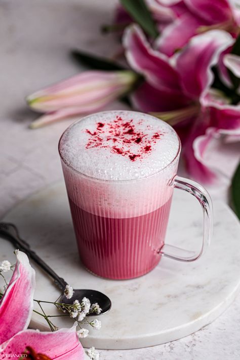 It doesn´t get healthier than this beet latte recipe. This beautifying beetroot latte features only three easy ingredients! Drinks For Glowing Skin, Beet Latte, Beetroot Latte, Beauty Drink, Beet Root, Beetroot Powder, Vegan Drinks, Easy Drink Recipes, Powder Recipe