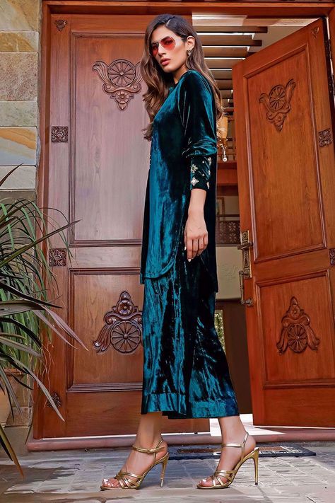 Banarsi Dupatta, Pakistani Party Wear Dresses, Silk Kurti Designs, Velvet Dress Designs, Pakistani Fashion Casual, Pakistani Wedding Outfits, Suit Pattern, Velvet Clothes, Velvet Fashion