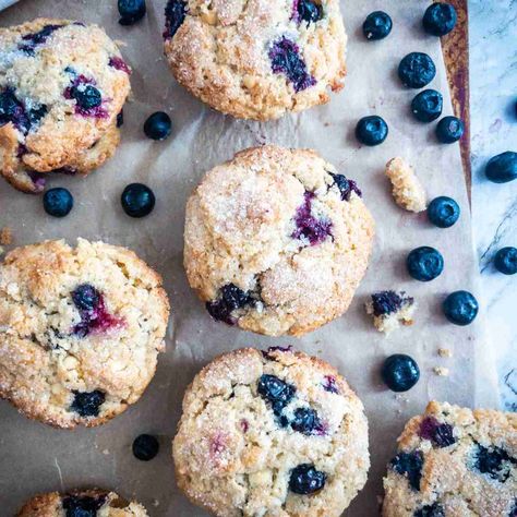 Blueberry White Chocolate Muffins Blueberry White Chocolate, Breakfast Bakes, White Chocolate Muffins, Chocolate Crumble, White Chocolate Recipes, Chocolate Muffin Recipe, Raspberry Muffins, Crumble Cake, Oatmeal Muffins