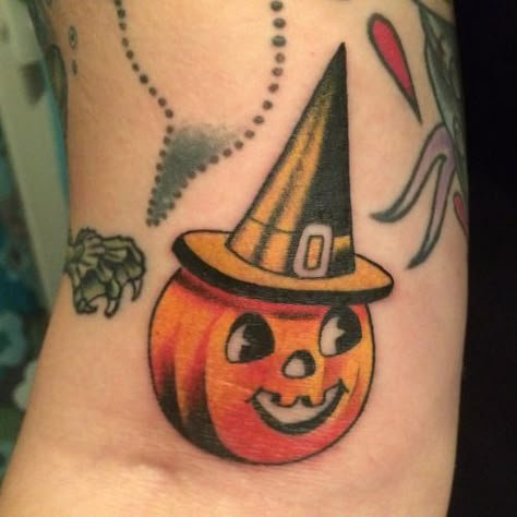 vintage halloween tattoo Cute Halloween Tattoos, Tato Tradisional, Tattoo Over Scar, Pumpkin Tattoo, Sunset Tattoos, Scary Tattoos, Spooky Tattoos, Halloween Tattoo, Horror Tattoo