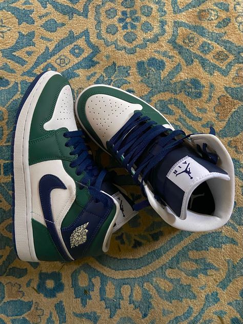 Sneaker girl. Navy jordans. Green jordans. Air jordan 1 Mid Green And Blue Jordans, Navy Jordans, Jordans Green, Air Jordan Blue, Nike Air Jordan Mid, Air Jordan Mid, Jordans Air, Jordan Collection, Green Jordans