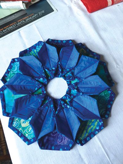 Fold And Stitch Wreath, Stitch Wreath, Hexagon Table, Asian Quilts, Table Topper Patterns, Fabric Wreath, Quilting Templates, Quilted Table Toppers, Quilt Projects