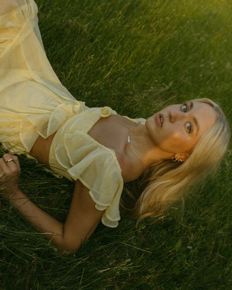 angel girl @sunnyahesby 🥹 #themidwestretreat #seniorinspo #documentaryphotography #storytellingphotography #777luckyfish #dirtybootsandmessyhair #authenticlovemag #unscripted #unscriptedposingapp #theromanticsclub #midwestphotographers #southdakotaphotographer Poses For Field Pictures, Senior Picture Ideas Different, Cinematic Senior Photos, Photoshoot In Field, Senior Pic Poses, Senior Pics Ideas, Outdoor Photoshoot Inspiration, Field Senior Pictures, Senior Photoshoot Poses