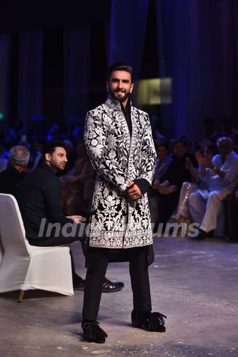 Black Sherwani, White Sherwani, Indian Wedding Clothes For Men, Sherwani For Men Wedding, Wedding Kurta For Men, Indian Groom Wear, Blazer Outfits Men, Mens Sherwani, Sherwani For Men