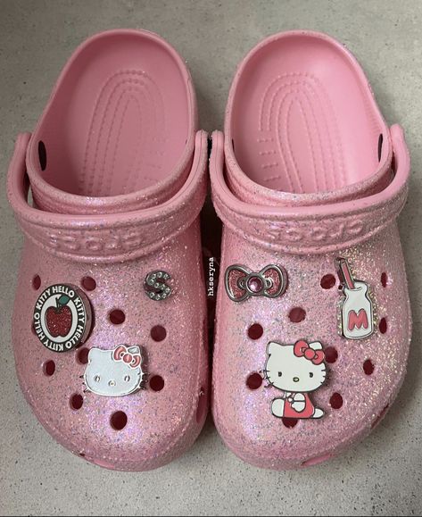 Crocs Cute, Hello Kitty Crocs, Crocs With Charms, Styling Crocs, Pink Sanrio, Hello Kitty Bedroom, Crocs Pink, Pink Crocs, Crocs Fashion