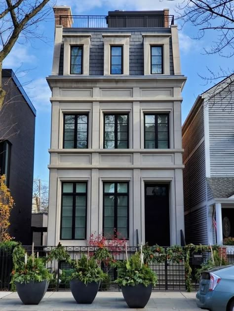 1847 N Howe St, Chicago, IL 60614 - realtor.com® Chicago Homes, Townhouse Exterior, Narrow Lot House, Beautiful Home Gardens, Small House Elevation Design, Architectural Design House Plans, Row House, Traditional Architecture, Facade House