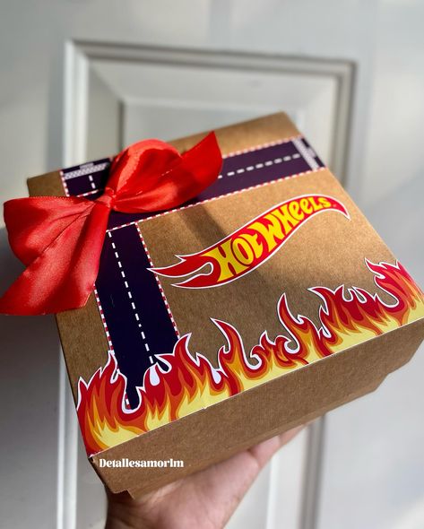 Este 30 de Septiembre regálale Hot Wheels a tu novio 🧔🏻‍♂️❤️🏎️ Mira este box completo 🙈 •Carrito Hot Wheels personalizado •Taza personalizada con nombre •Caja decorada y fotografías •Chocolate a elegir Agenda abierta para este 30 de Septiembre, por whatsapp 6682410859 o mensaje directo 💌 #regalosparaminovio #detallespersonalizados #hotwheels #regaloparaminovio #30deseptiembre Gift Boxes For Him, Imprimibles Hot Wheels, Notebook Art, Bf Gifts, Cute Presents, September 17, Origami Art, Pretty Lyrics