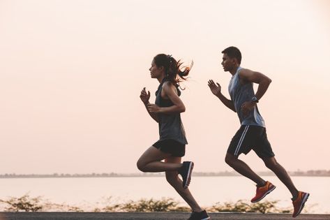 Corredor do jovem casal correndo na estr... | Premium Photo #Freepik #photo #people #city #man #nature Running Photography, Person Running, Running Photos, Couple Running, Running Track, Training Motivation, People Running, Keep Running, Young Couple